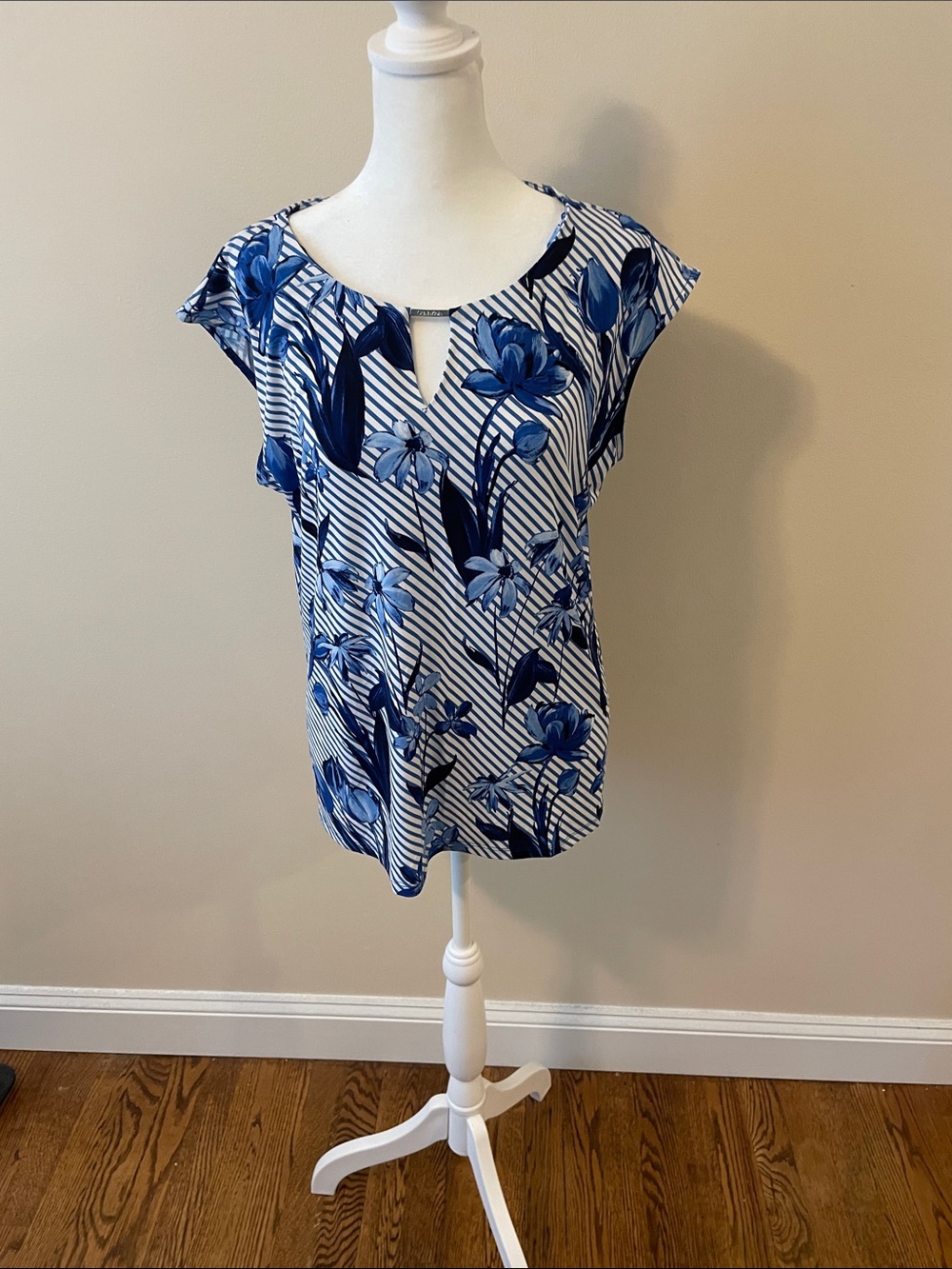 Calvin Klein Blue and White Floral Keyhole Cap-Sleeve Blouse